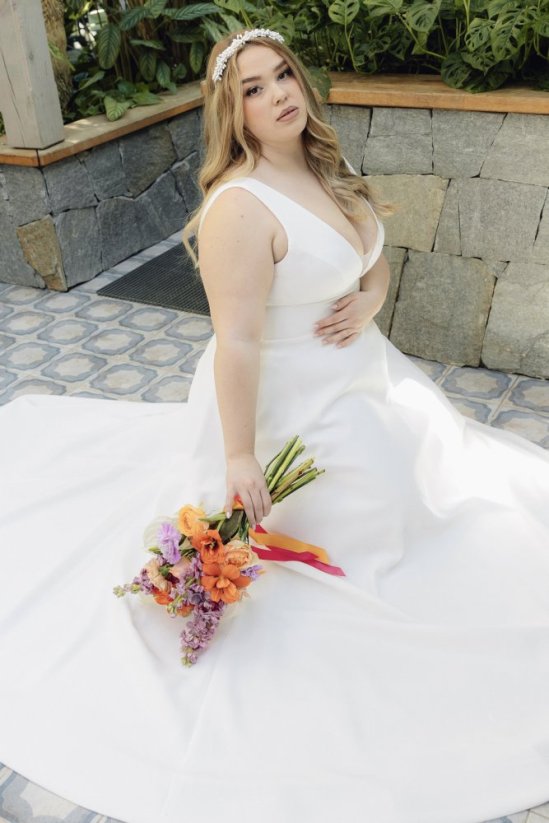 LENA - Farba šiat: Ivory, Veľkosť šiat (PLUS SIZE): 44, Typ viazania: Šnurovačka