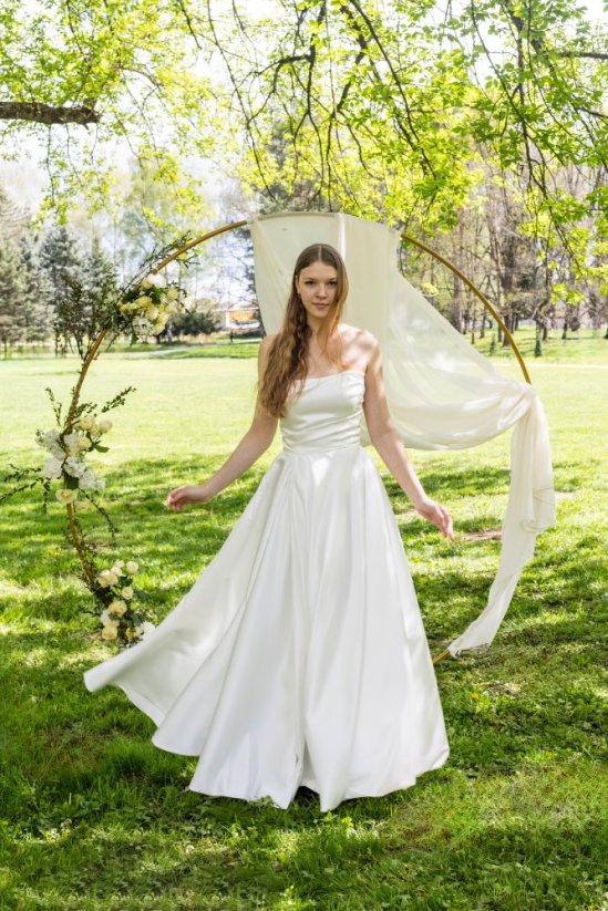 Chloe - Farba šiat: Ivory, Veľkosť šiat: 36