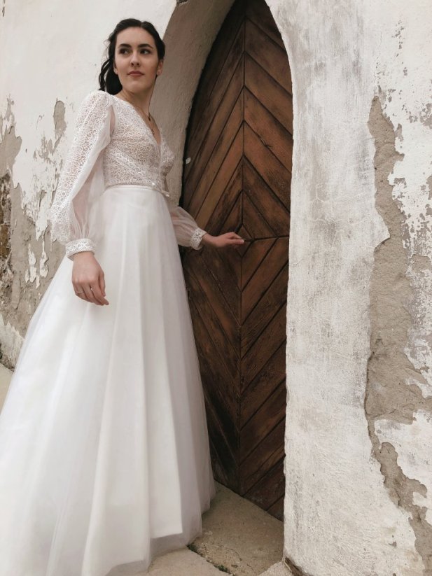 Ester - Farba šiat: Ivory, Veľkosť šiat: 34, Typ viazania: Šnurovačka