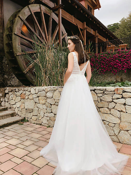 Lesana - Farba šiat: Ivory, Veľkosť šiat: 34, Typ viazania: Šnurovačka