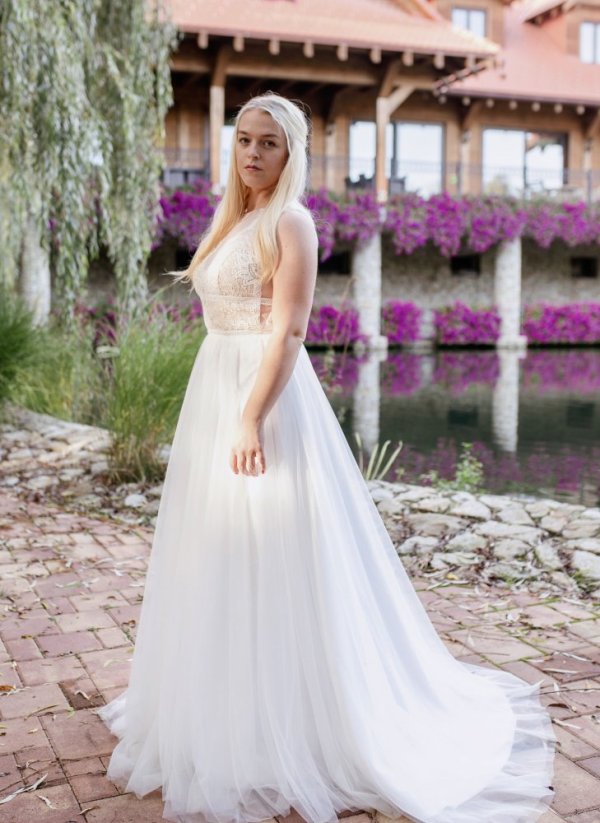 Emily - Farba šiat: Ivory, Veľkosť šiat: 36, Typ viazania: Zips