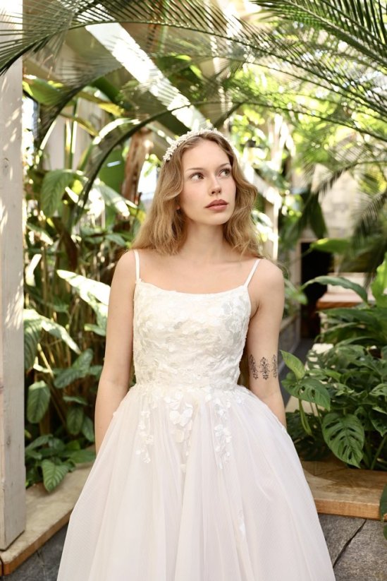 AURÉLIA - Farba šiat: Ivory, Veľkosť šiat: 38, Typ viazania: Šnurovačka