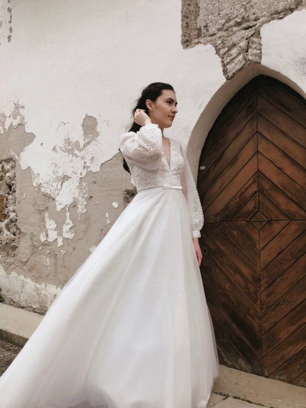Ester - Farba šiat: Ivory, Veľkosť šiat: 38, Typ viazania: Šnurovačka