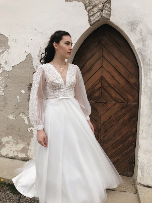 Ester - Farba šiat: Ivory, Veľkosť šiat: 34, Typ viazania: Šnurovačka