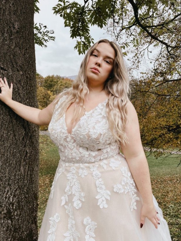 Lucia PLUS SIZE - Farba šiat: Champagne, Veľkosť šiat (PLUS SIZE): 44, Typ viazania: Šnurovačka