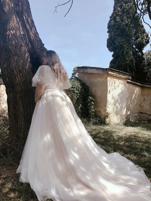 Sasha PLUS SIZE - Farba šiat: Champagne, Veľkosť šiat (PLUS SIZE): 46, Typ viazania: Šnurovačka