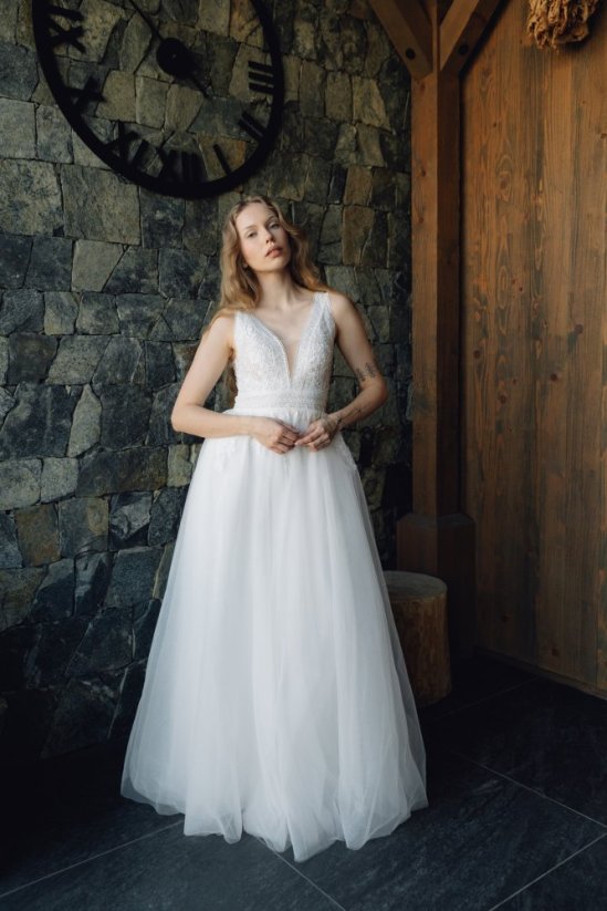 LESANA - Farba šiat: Ivory, Veľkosť šiat: 44, Typ viazania: Šnurovačka