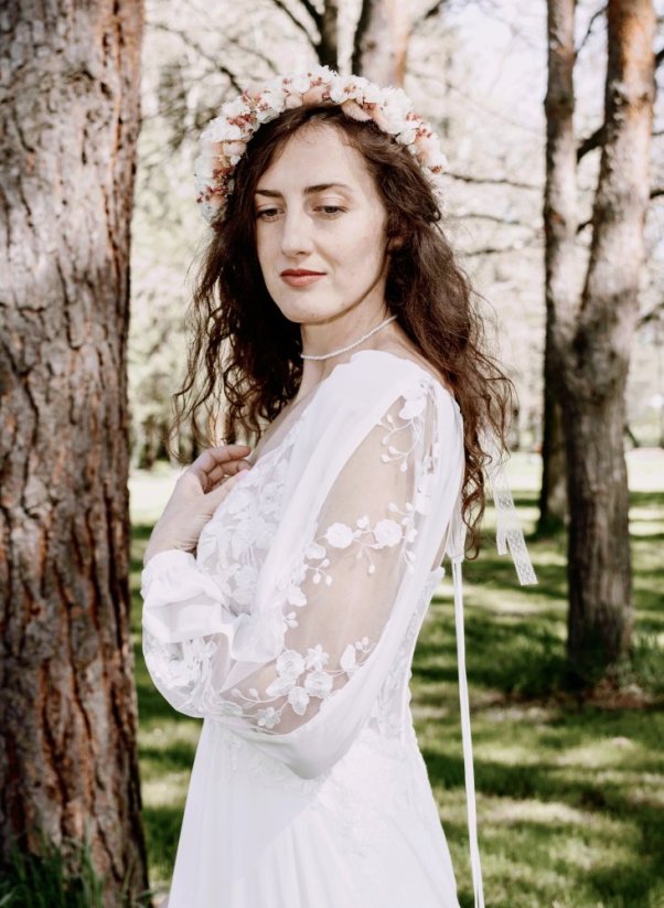 Laura - Farba šiat: Ivory, Veľkosť šiat: 36, Typ viazania: Šnurovačka