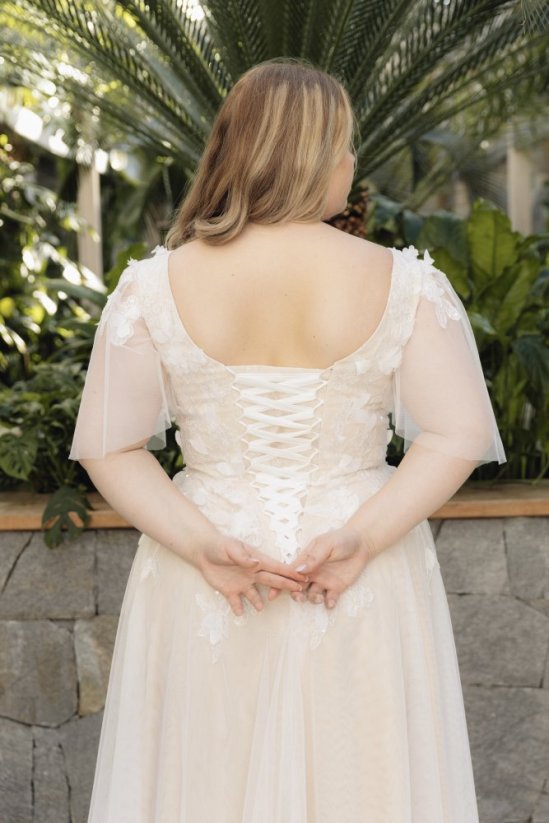 SÁRA - Farba šiat: Champagne, Veľkosť šiat (PLUS SIZE): 46, Typ viazania: Šnurovačka