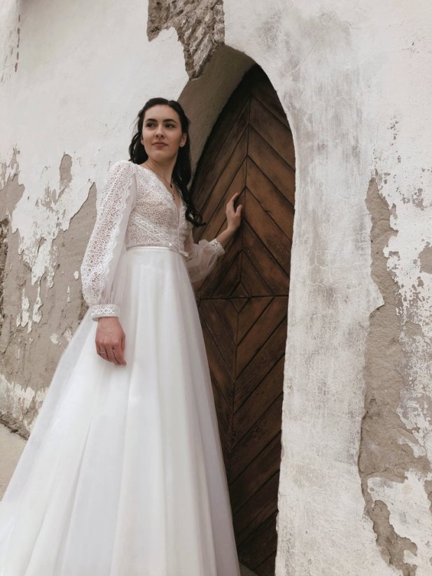 Ester - Farba šiat: Ivory, Veľkosť šiat: 34, Typ viazania: Šnurovačka