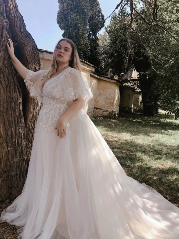 Sasha PLUS SIZE - Farba šiat: Champagne, Veľkosť šiat (PLUS SIZE): 46, Typ viazania: Šnurovačka