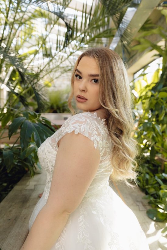 LAILA - Farba šiat: Ivory, Veľkosť šiat (PLUS SIZE): 50, Typ viazania: Šnurovačka