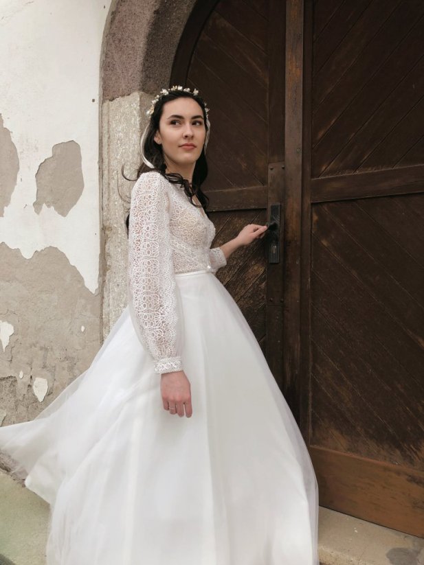 Ester - Farba šiat: Ivory, Veľkosť šiat: 34, Typ viazania: Šnurovačka
