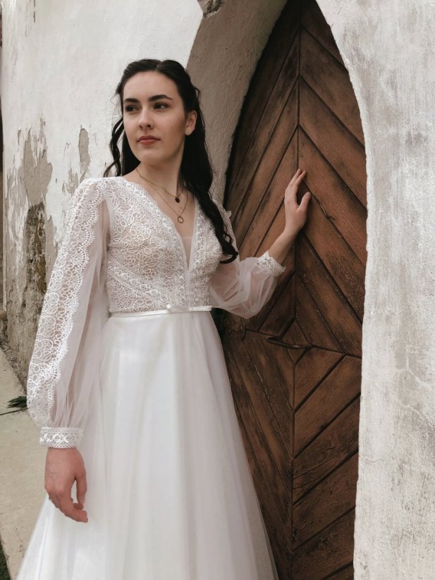 Ester - Farba šiat: Ivory, Veľkosť šiat: 38, Typ viazania: Šnurovačka