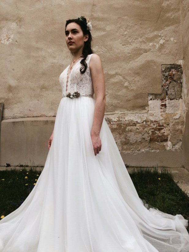 Aneta - Farba šiat: Ivory, Veľkosť šiat: 38, Typ viazania: Šnurovačka