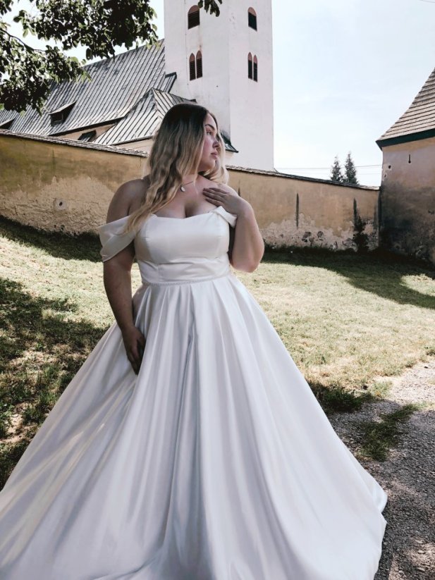 Carmen PLUS SIZE - Farba šiat: Ivory, Veľkosť šiat (PLUS SIZE): 46, Typ viazania: Šnurovačka