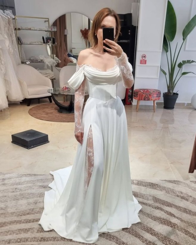 Barbara - Farba šiat: Ivory, Veľkosť šiat: 40, Typ viazania: Šnurovačka