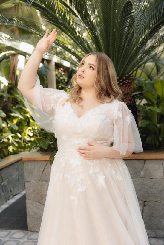 SÁRA - Farba šiat: Champagne, Veľkosť šiat (PLUS SIZE): 46, Typ viazania: Šnurovačka