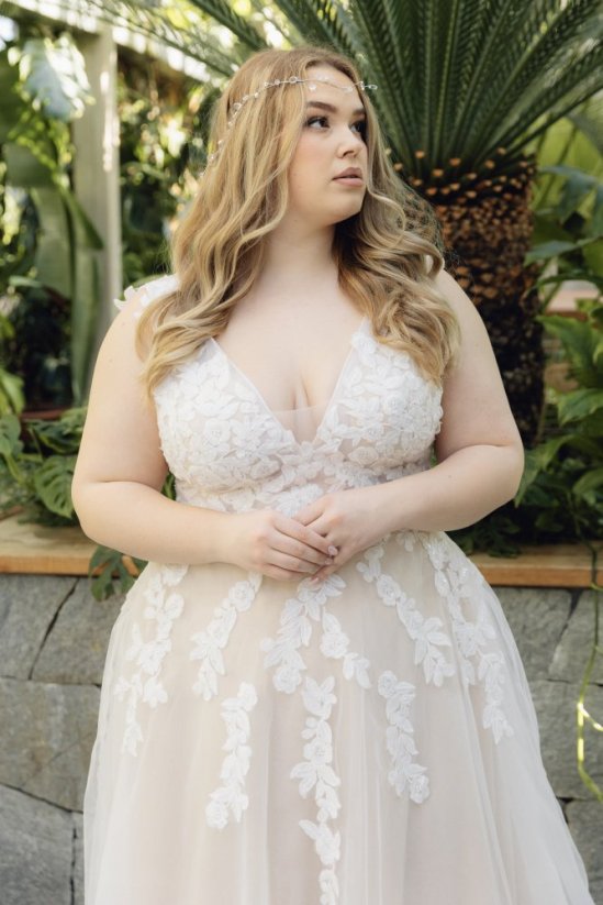 LUCIA CHAMPAGNE - Farba šiat: Champagne, Veľkosť šiat (PLUS SIZE): 52, Typ viazania: Šnurovačka