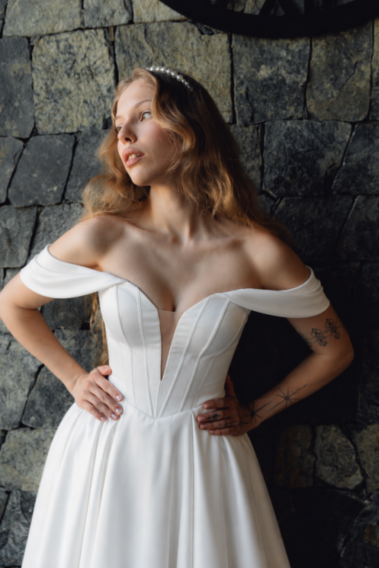 LEONA - Farba šiat: Ivory, Veľkosť šiat: 40, Typ viazania: Šnurovačka
