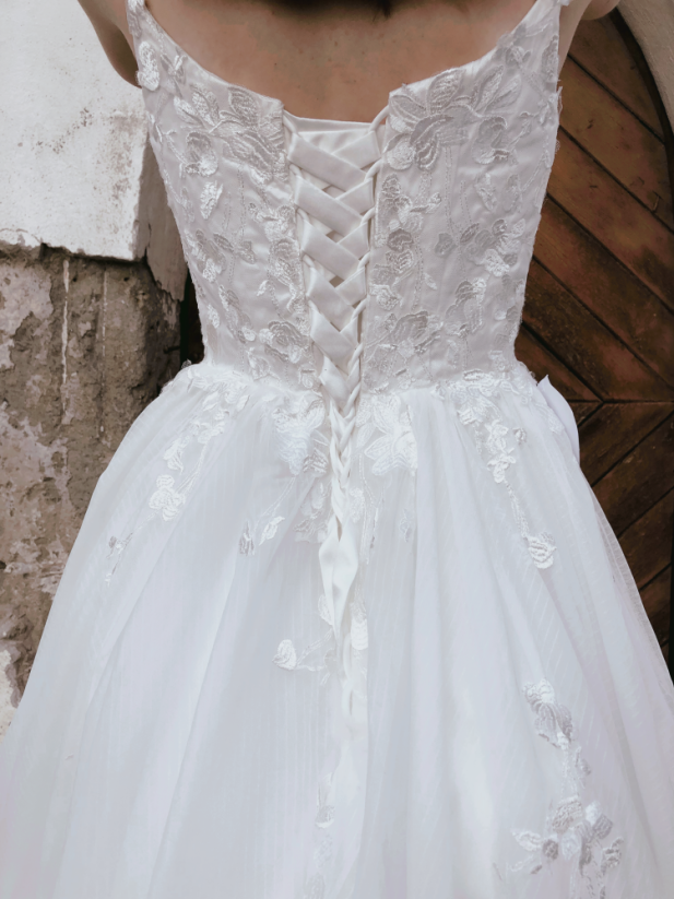 Aurélia - Farba šiat: Ivory, Veľkosť šiat: 38, Typ viazania: Šnurovačka