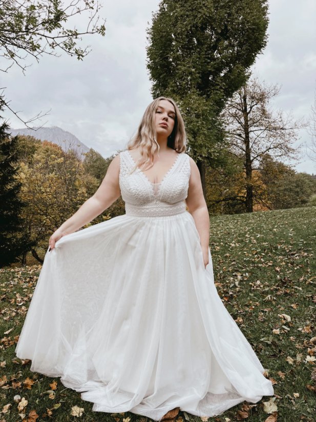 Lesná víla PLUS SIZE - Farba šiat: Ivory, Veľkosť šiat (PLUS SIZE): 48, Typ viazania: Šnurovačka