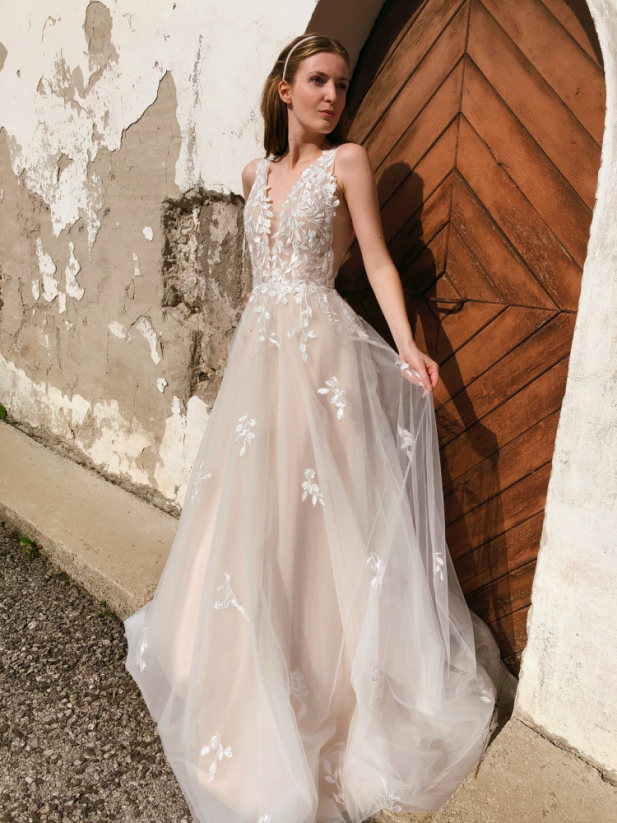 Liana - Farba šiat: Ivory, Veľkosť šiat: 42, Typ viazania: Šnurovačka