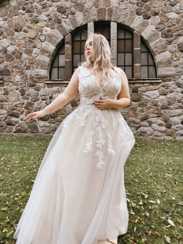 Lucia PLUS SIZE - Farba šiat: Champagne, Veľkosť šiat (PLUS SIZE): 44, Typ viazania: Šnurovačka
