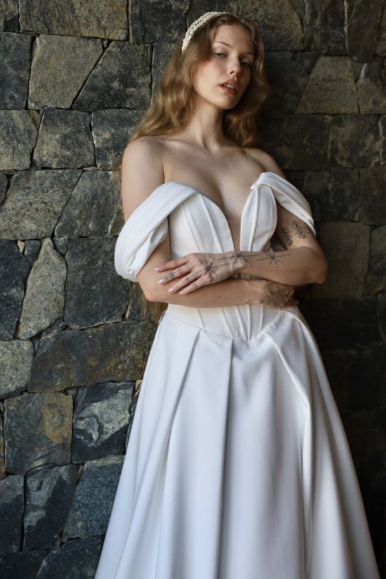 LEONA - Farba šiat: Ivory, Veľkosť šiat: 38, Typ viazania: Šnurovačka