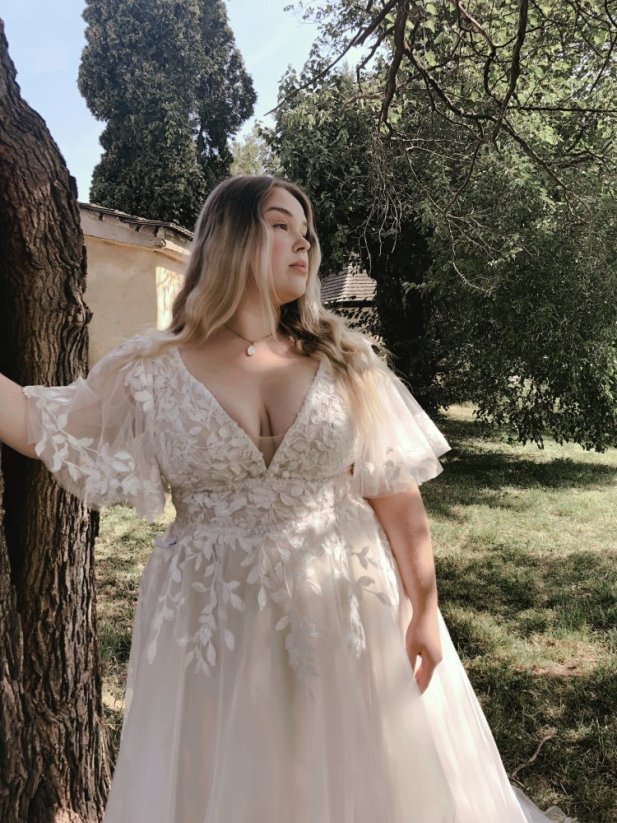 Sasha PLUS SIZE - Farba šiat: Champagne, Veľkosť šiat (PLUS SIZE): 46, Typ viazania: Šnurovačka
