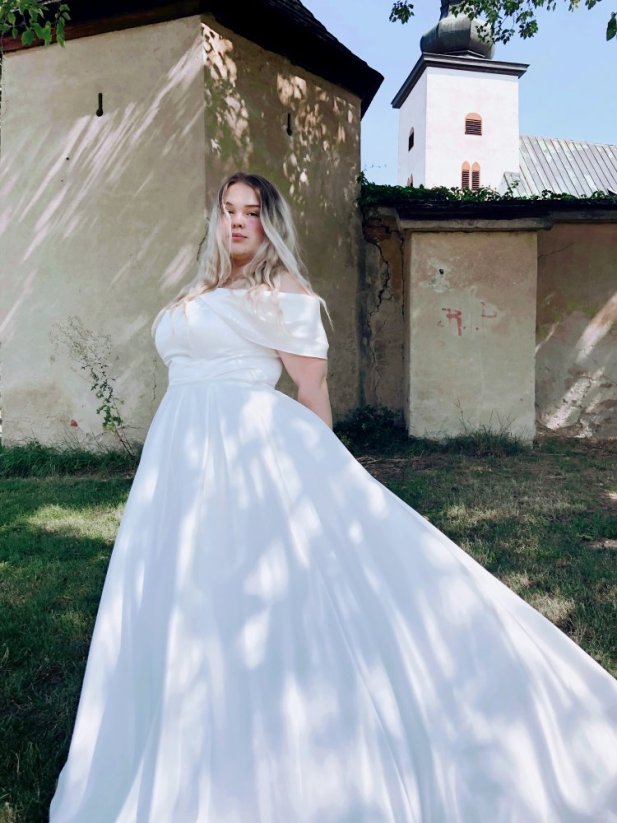 Carmen PLUS SIZE - Farba šiat: Ivory, Veľkosť šiat (PLUS SIZE): 46, Typ viazania: Šnurovačka