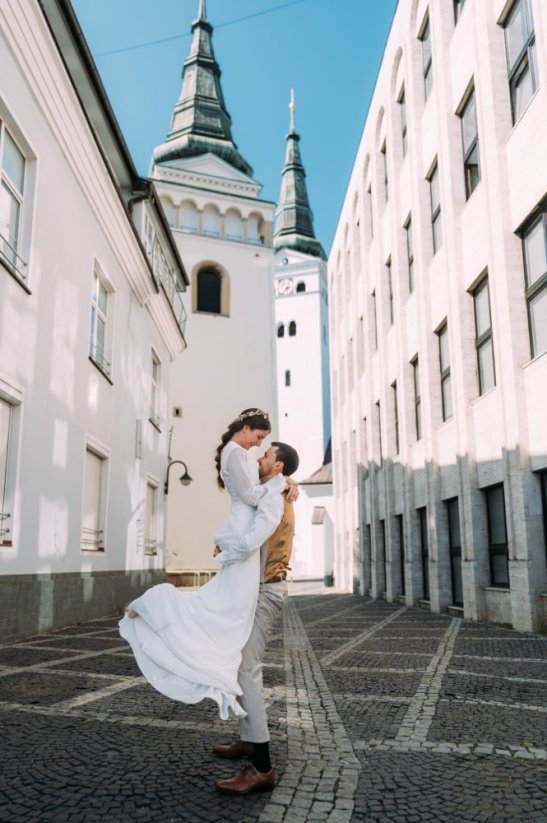 Libuša - Farba šiat: Ivory, Veľkosť šiat: 38, Typ viazania: Zips
