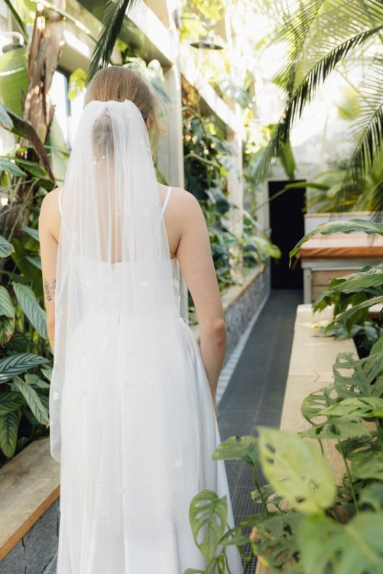 Svadobný závoj s perličkami a kvietkami