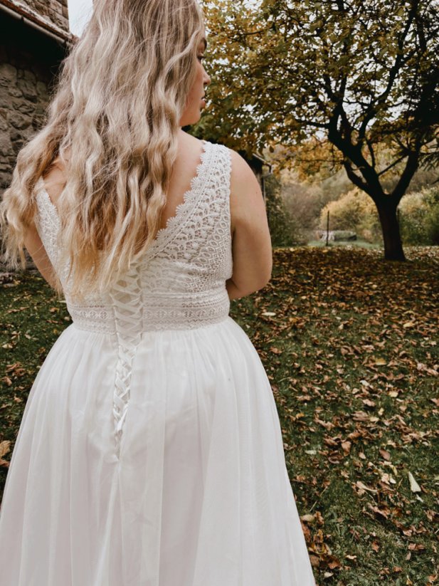 LESNÁ VÍLA - Farba šiat: Ivory, Veľkosť šiat (PLUS SIZE): 46, Typ viazania: Šnurovačka