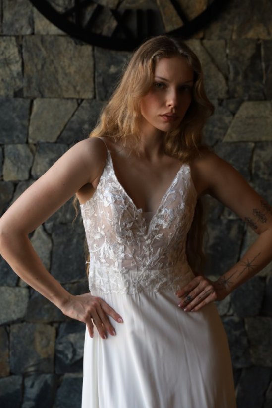 LAURA - Farba šiat: Ivory, Veľkosť šiat: 40, Typ viazania: Šnurovačka