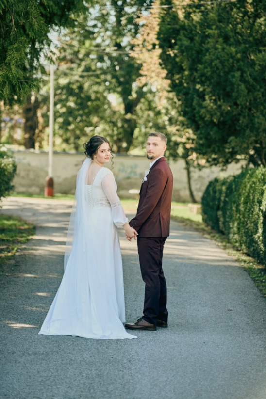 Libuša - Farba šiat: Ivory, Veľkosť šiat: 38, Typ viazania: Zips