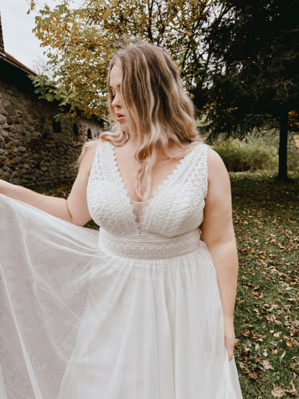 LESNÁ VÍLA - Farba šiat: Ivory, Veľkosť šiat (PLUS SIZE): 46, Typ viazania: Šnurovačka