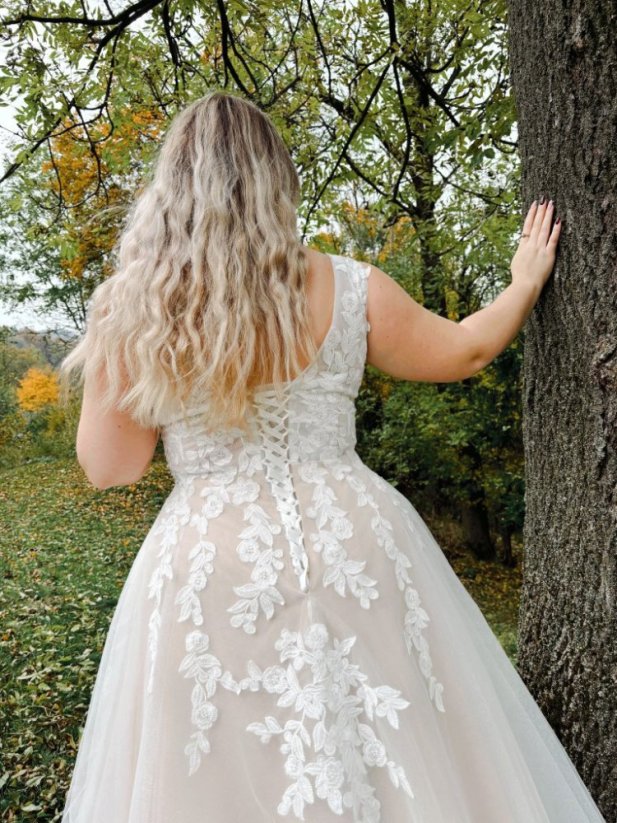Lucia PLUS SIZE - Farba šiat: Champagne, Veľkosť šiat (PLUS SIZE): 44, Typ viazania: Šnurovačka