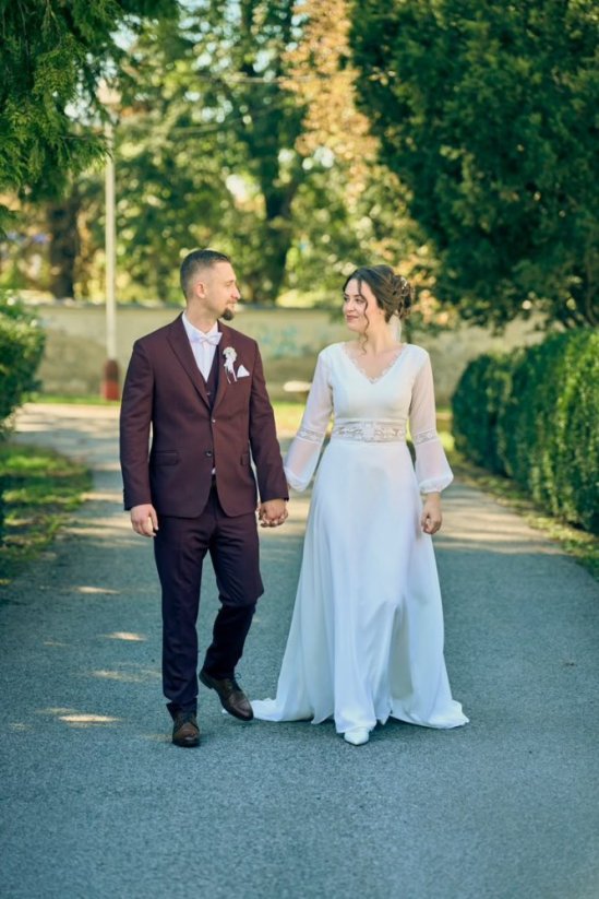 Libuša - Farba šiat: Ivory, Veľkosť šiat: 38, Typ viazania: Zips