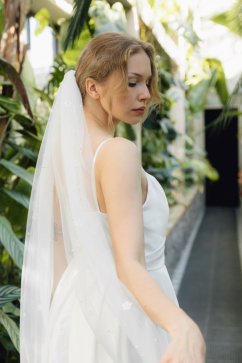 Svadobný závoj s perličkami a kvietkami