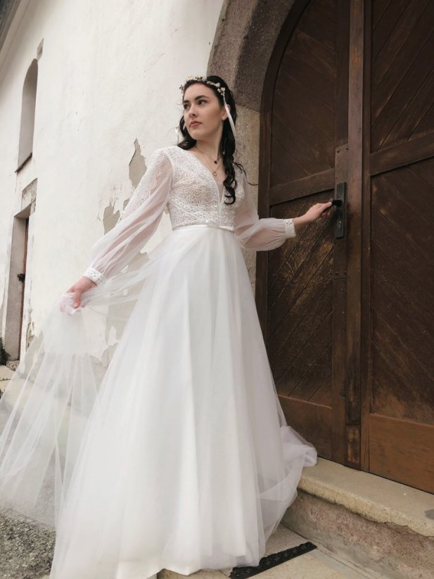 Ester - Farba šiat: Ivory, Veľkosť šiat: 34, Typ viazania: Šnurovačka