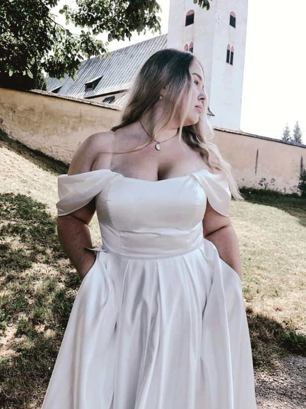 Carmen PLUS SIZE - Farba šiat: Ivory, Veľkosť šiat (PLUS SIZE): 46, Typ viazania: Šnurovačka