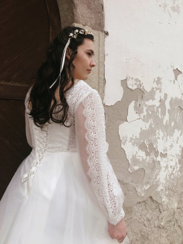 Ester - Farba šiat: Ivory, Veľkosť šiat: 34, Typ viazania: Šnurovačka