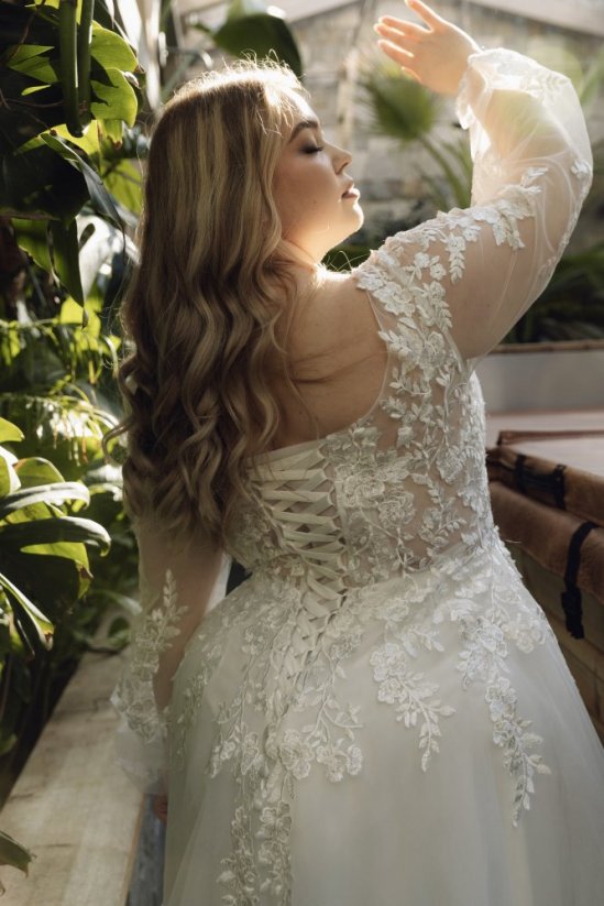 VIKTÓRIA - Farba šiat: Ivory, Veľkosť šiat (PLUS SIZE): 50, Typ viazania: Šnurovačka