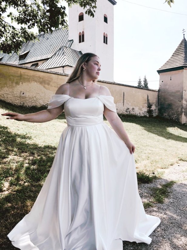 Carmen PLUS SIZE - Farba šiat: Ivory, Veľkosť šiat (PLUS SIZE): 46, Typ viazania: Šnurovačka