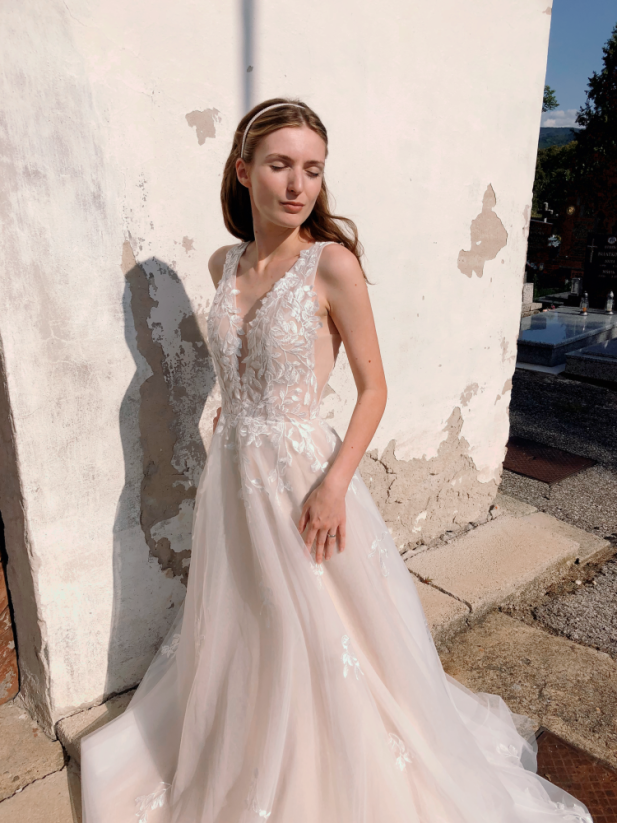 Liana - Farba šiat: Ivory, Veľkosť šiat: 42, Typ viazania: Šnurovačka