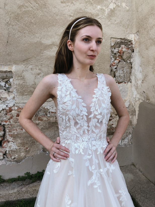 Liana - Farba šiat: Ivory, Veľkosť šiat: 42, Typ viazania: Šnurovačka