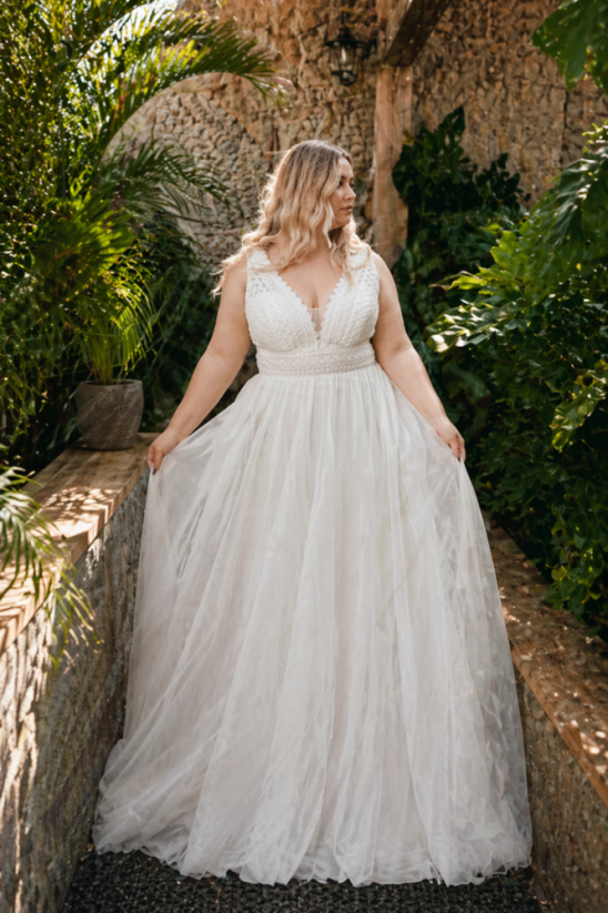 LESNÁ VÍLA - Farba šiat: Ivory, Veľkosť šiat (PLUS SIZE): 52, Typ viazania: Šnurovačka
