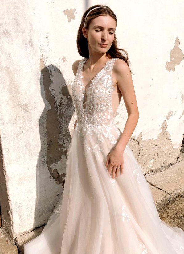 Liana - Farba šiat: Ivory, Veľkosť šiat: 42, Typ viazania: Šnurovačka