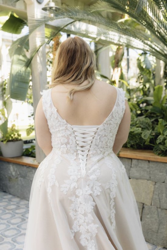 LUCIA CHAMPAGNE - Farba šiat: Champagne, Veľkosť šiat (PLUS SIZE): 52, Typ viazania: Šnurovačka